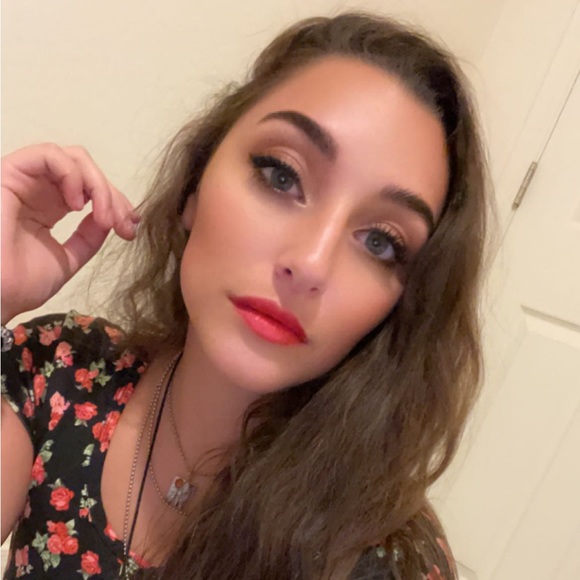 Meet your Posher, Bri! - Picture 2 of 3